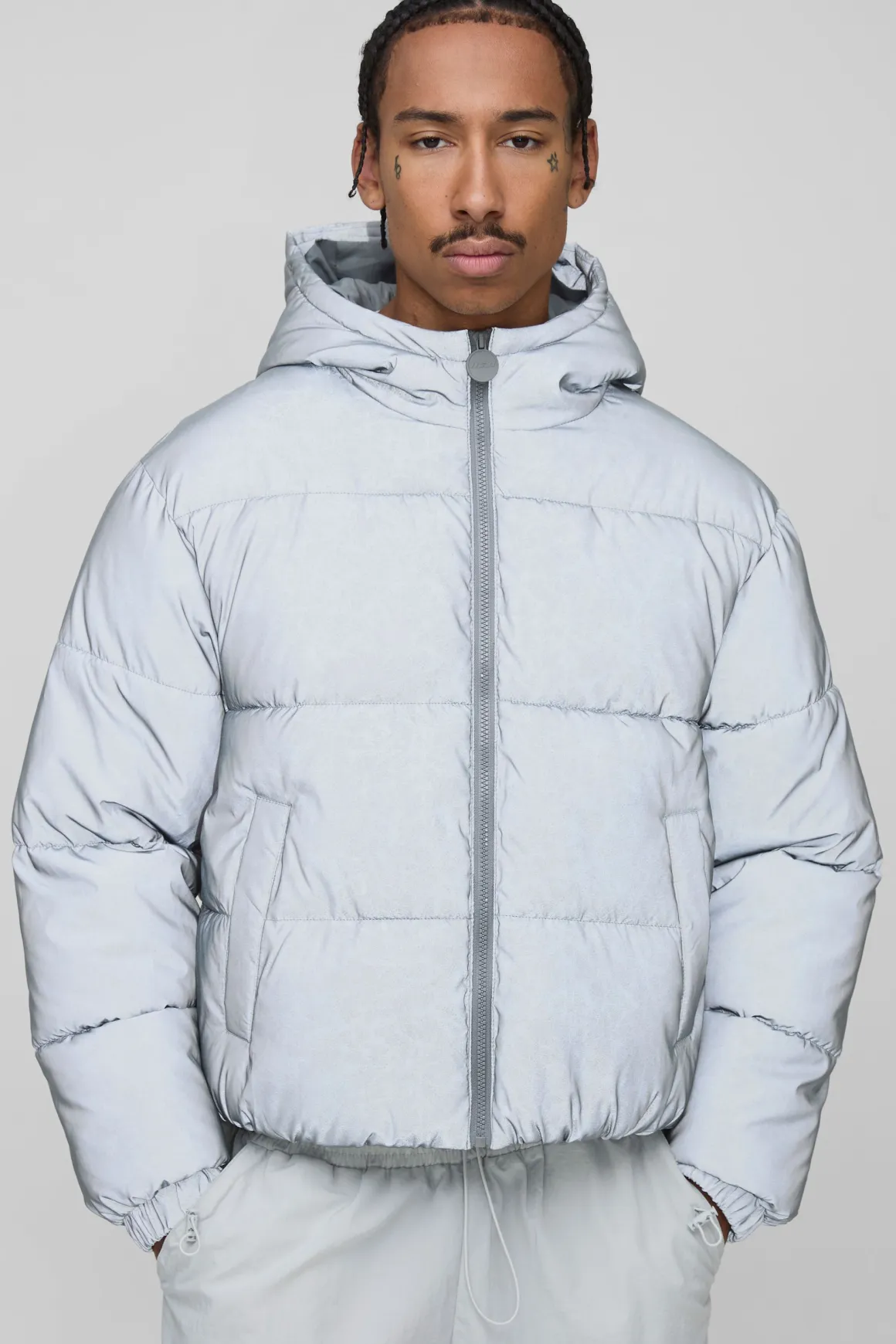 Veste doudoune surdimensionnée à capuche, au style boxy, en tissu froissé et réfléchissant