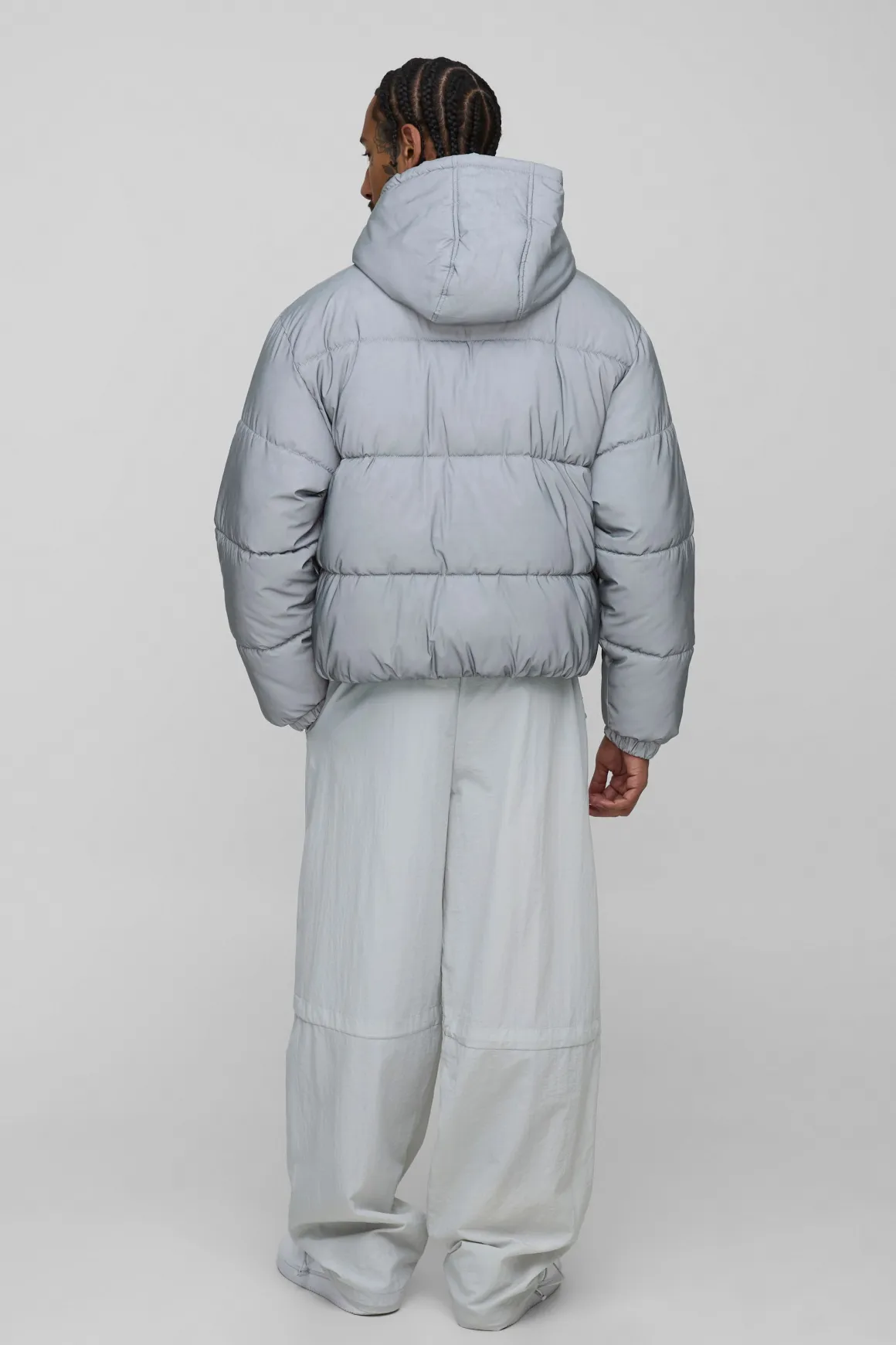 Veste doudoune surdimensionnée à capuche, au style boxy, en tissu froissé et réfléchissant