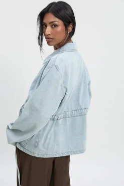 Veste en denim avec passe-cordon à la taille