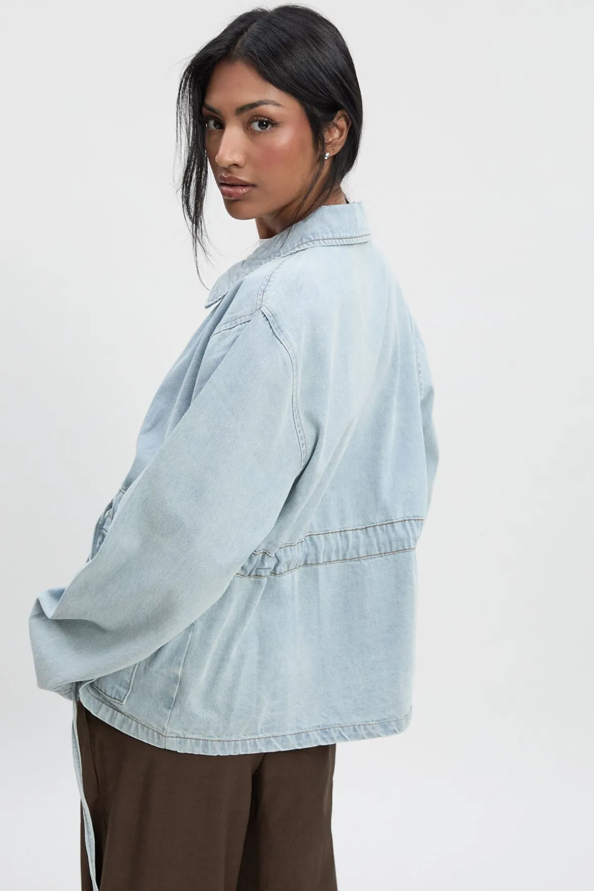 Veste en denim avec passe-cordon à la taille