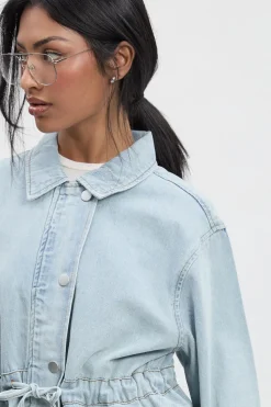 Veste en denim avec passe-cordon à la taille