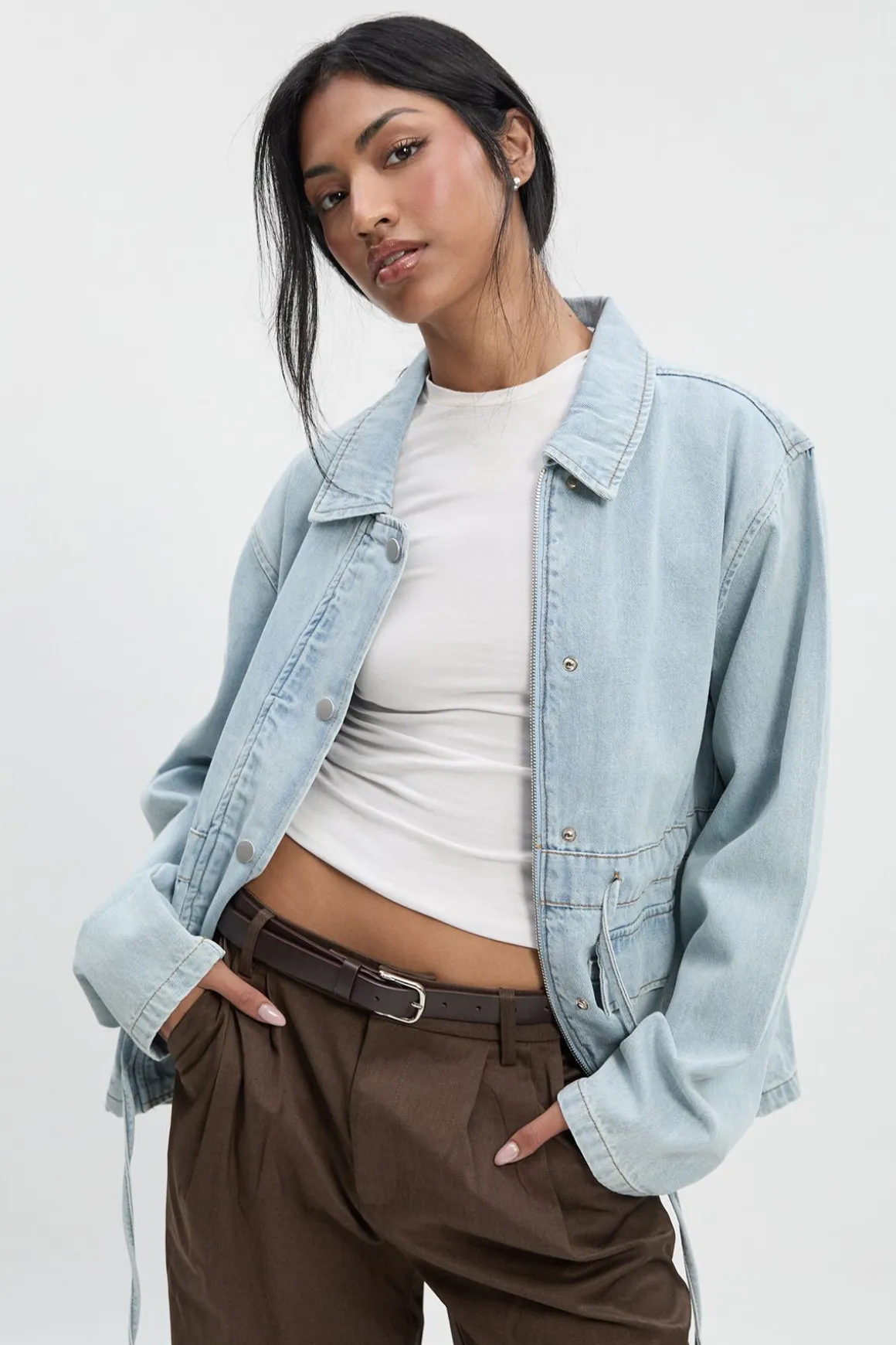 Veste en denim avec passe-cordon à la taille