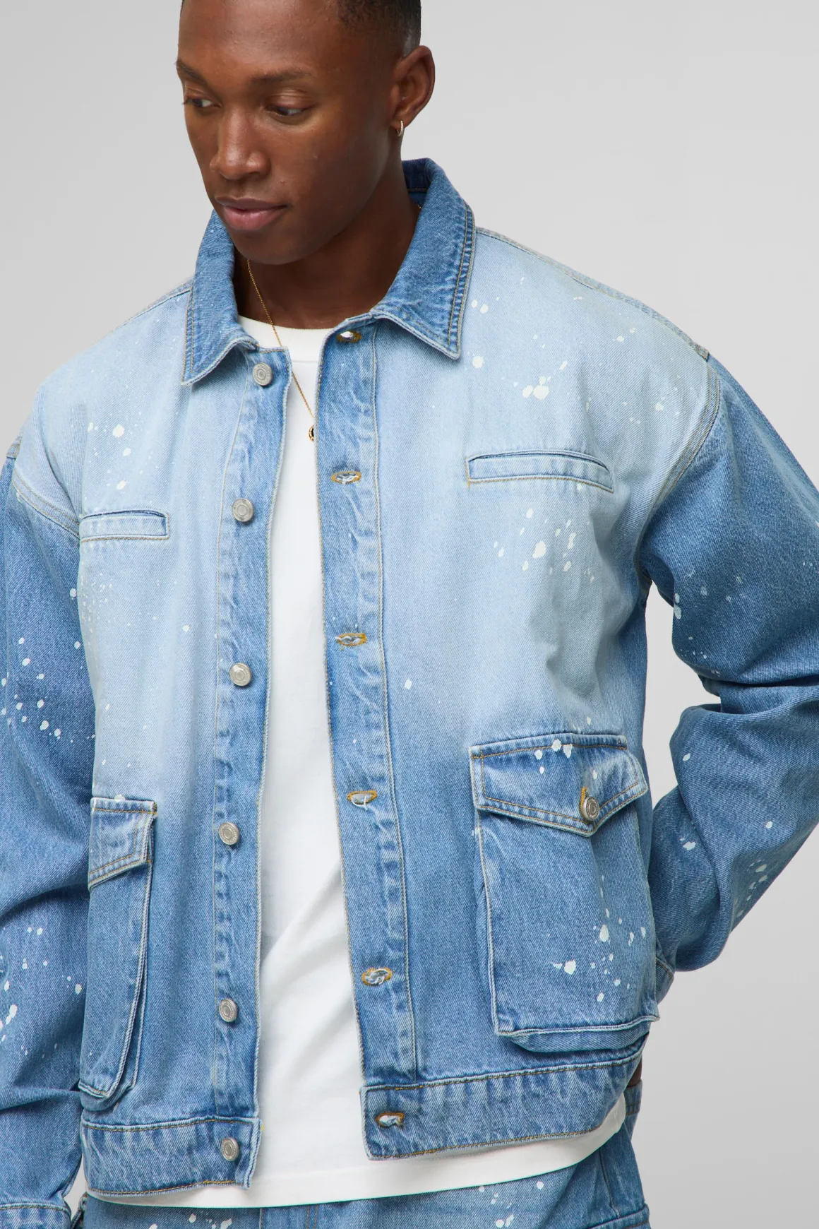 Veste en denim cargo surdimensionnée et carrée avec éclaboussures de peinture