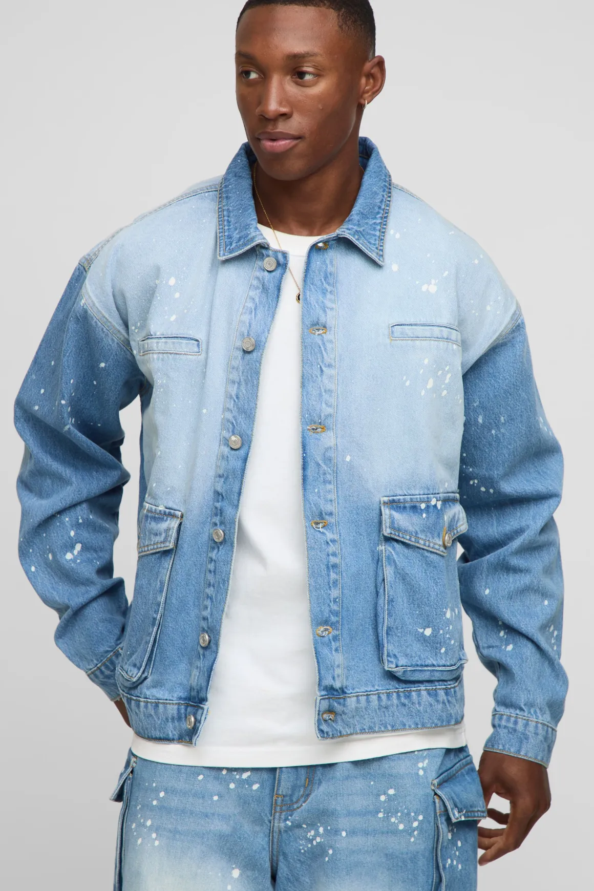 Veste en denim cargo surdimensionnée et carrée avec éclaboussures de peinture