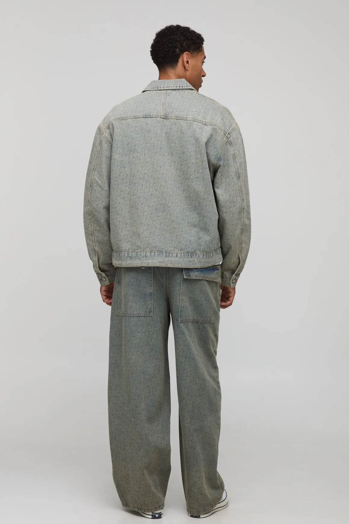 Veste en denim lavé à monogramme, surdimensionnée et à coupe carrée