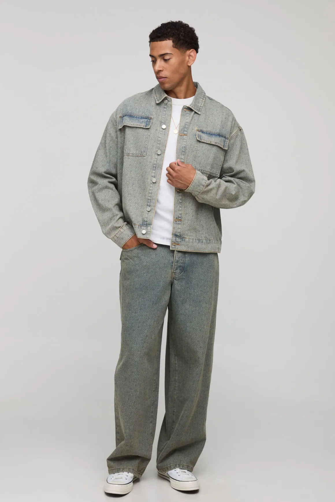 Veste en denim lavé à monogramme, surdimensionnée et à coupe carrée