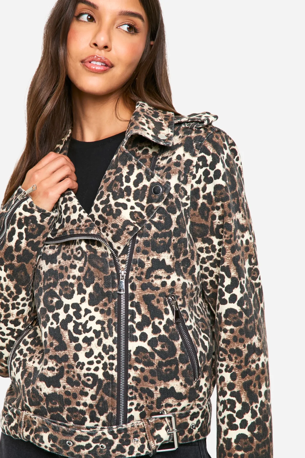 Veste en jean biker à motif léopard