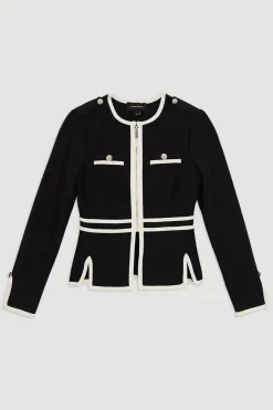 Veste en maille à ourlet fendu, effet bandage sculptant la silhouette, avec passepoils contrastés militaires.