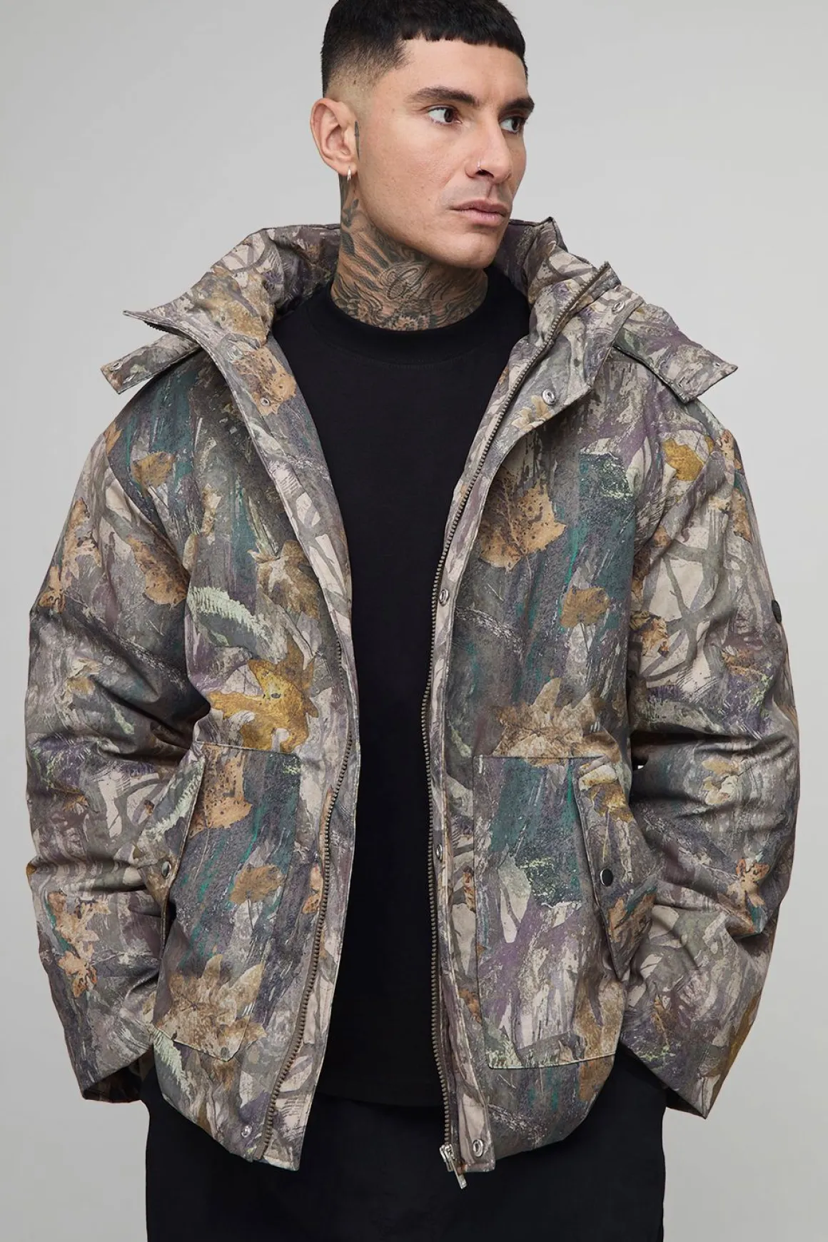 Veste matelassée longue, surdimensionnée, à capuche avec col entonnoir en camouflage forêt