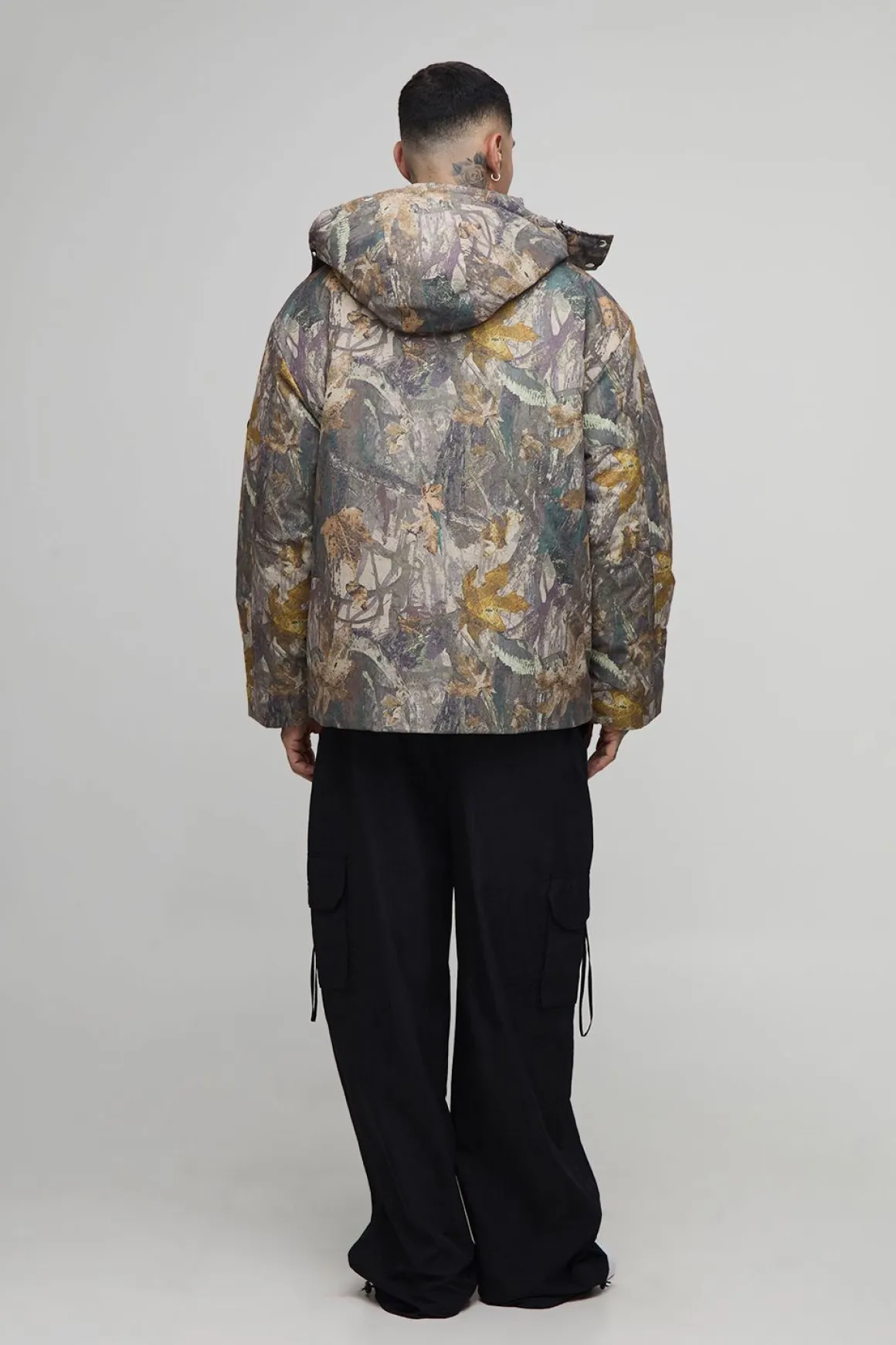 Veste matelassée longue, surdimensionnée, à capuche avec col entonnoir en camouflage forêt