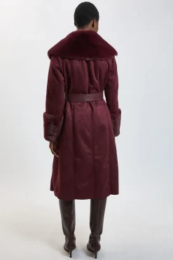 Veste midi ceinturée à col et aux poignets en fausse shearling