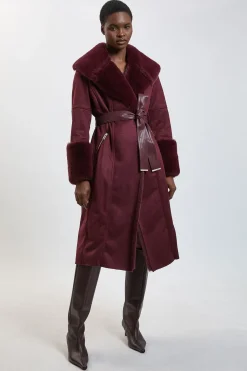 Veste midi ceinturée à col et aux poignets en fausse shearling
