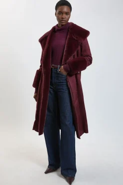 Veste midi ceinturée à col et aux poignets en fausse shearling