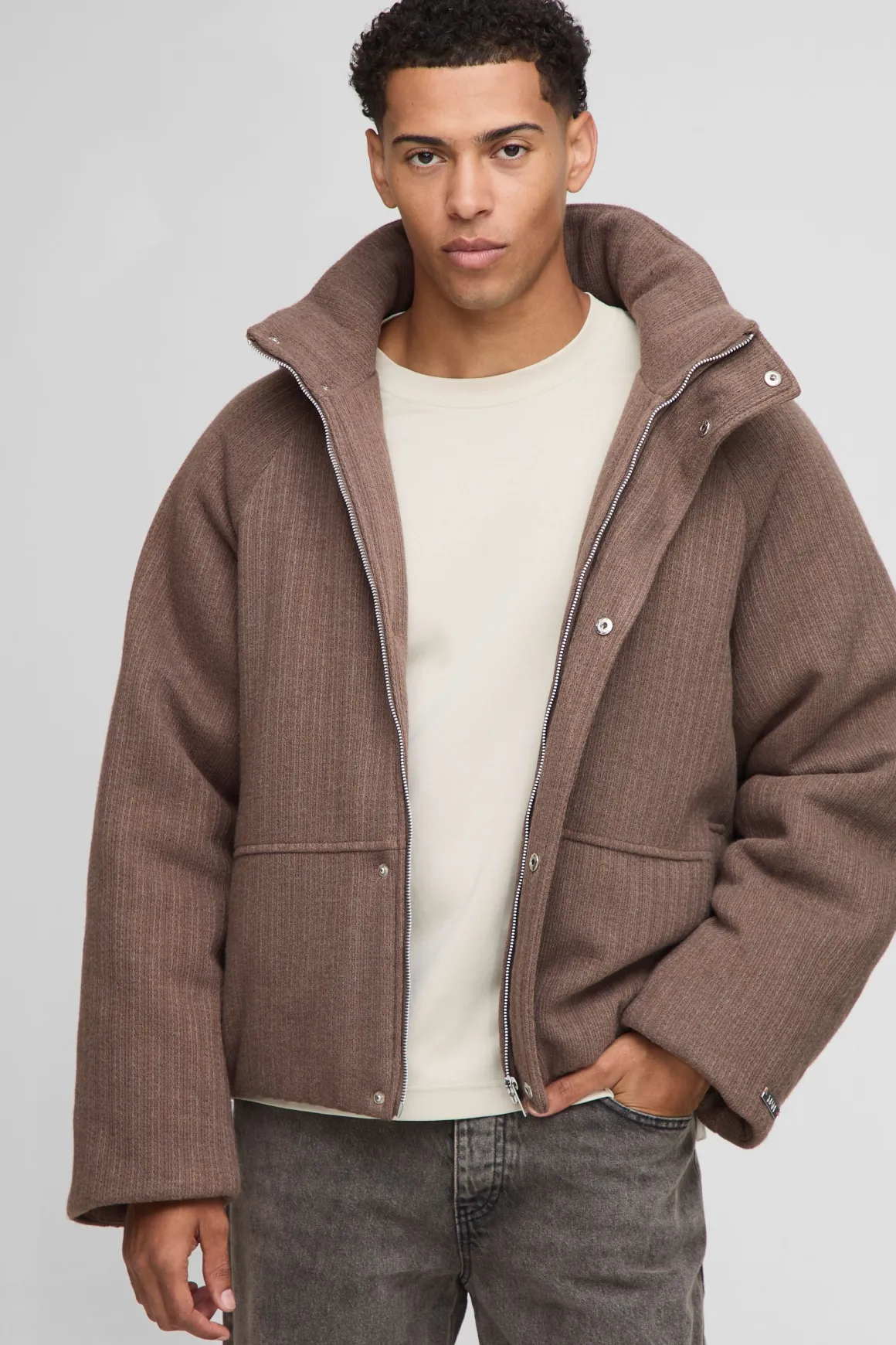 Veste puffer mini surdimensionnée tricotée et texturée à capuche détachable