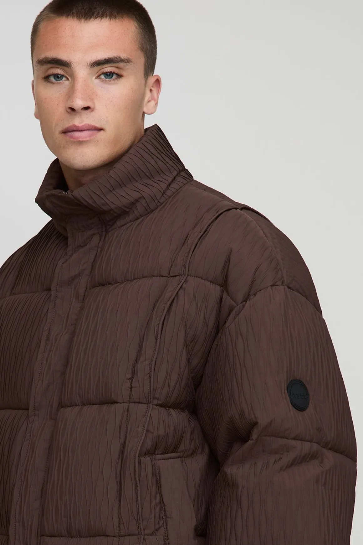 Veste puffer texturée à col entonnoir avec effet pintuck, coupe boxy