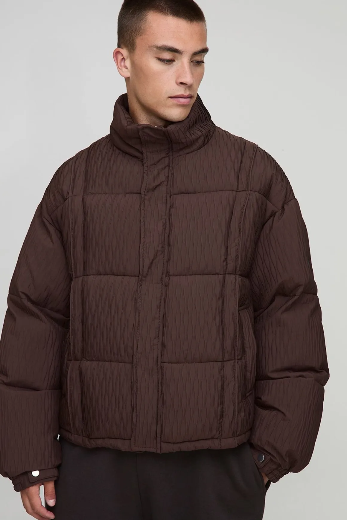 Veste puffer texturée à col entonnoir avec effet pintuck, coupe boxy
