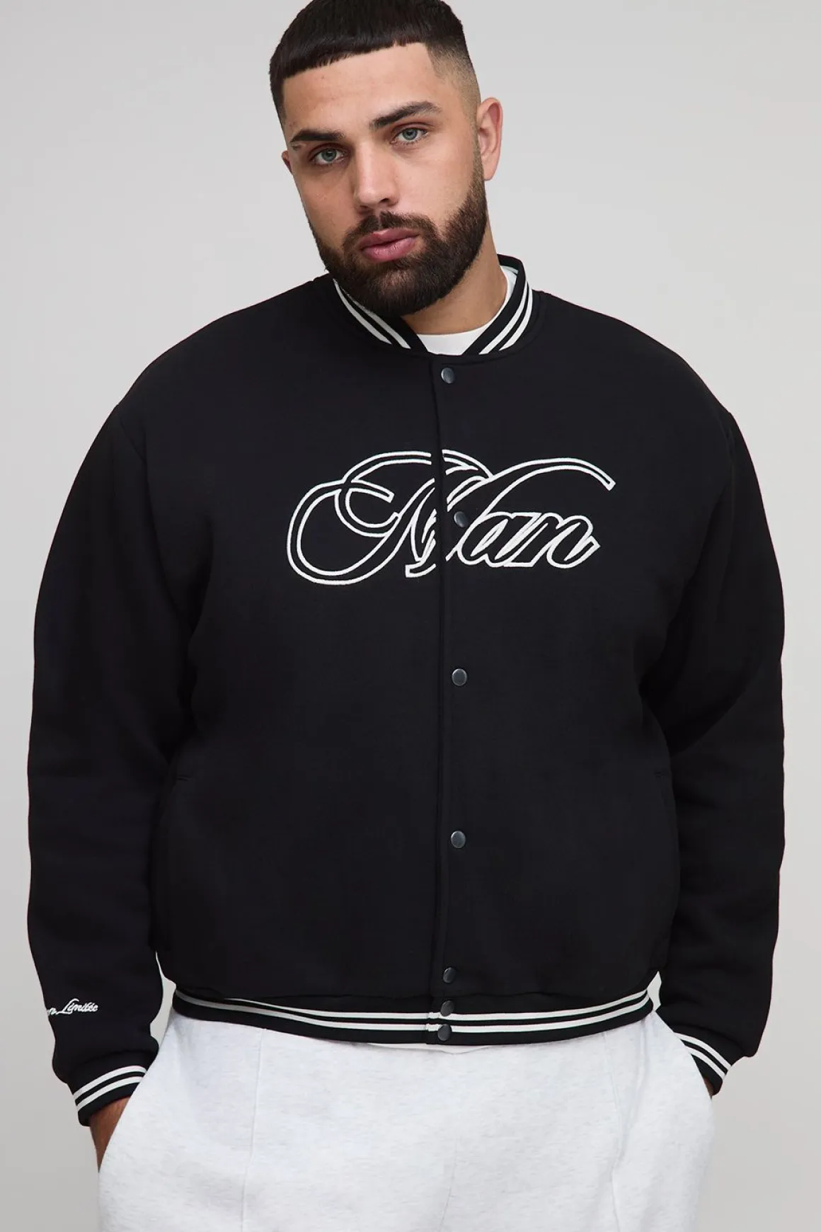 Veste varsity brodée pour homme en jersey oversize Plus