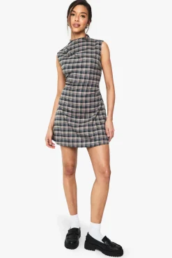 Vérifiez la robe mini trapèze sur mesure