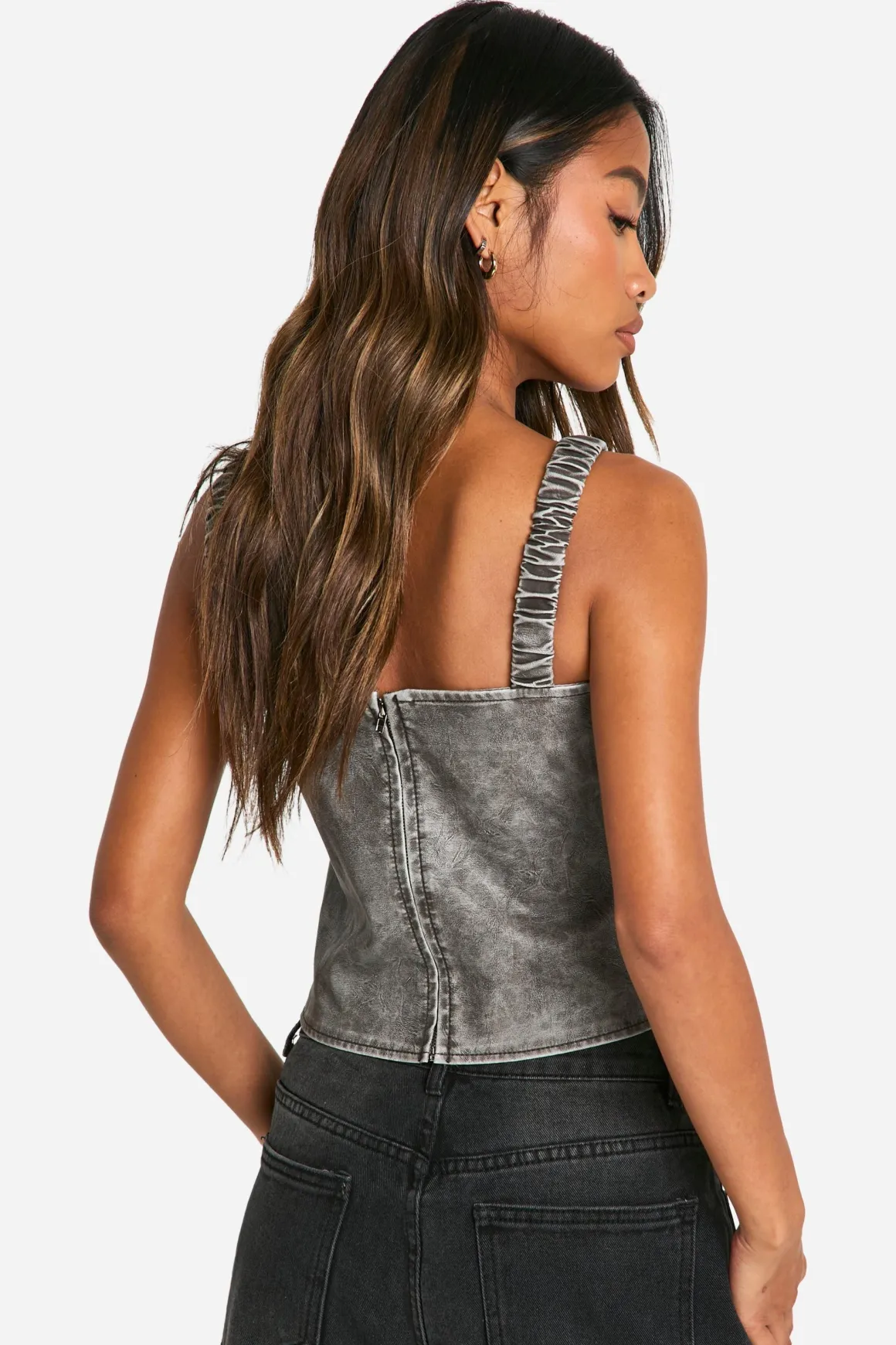 Washed Faux Leather Ruched Strap Corset devient Corset en synthétique délavé à bretelles froncées